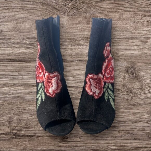 Wild Diva Black Suede Floral Embroidered Peep-Toe Heeled Boots Size 6 - Picture 4 of 5
